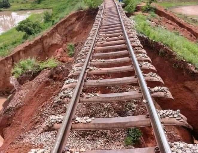 Eboulement de la terre sous les rails