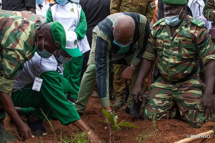Le président du Faso plantant un arbre