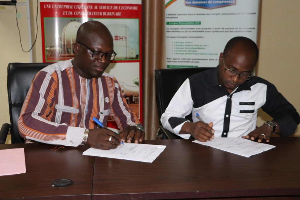 1. Souleymane Gansoré (à gauche) et Issouf Zougrana (à droite) signant les conventions