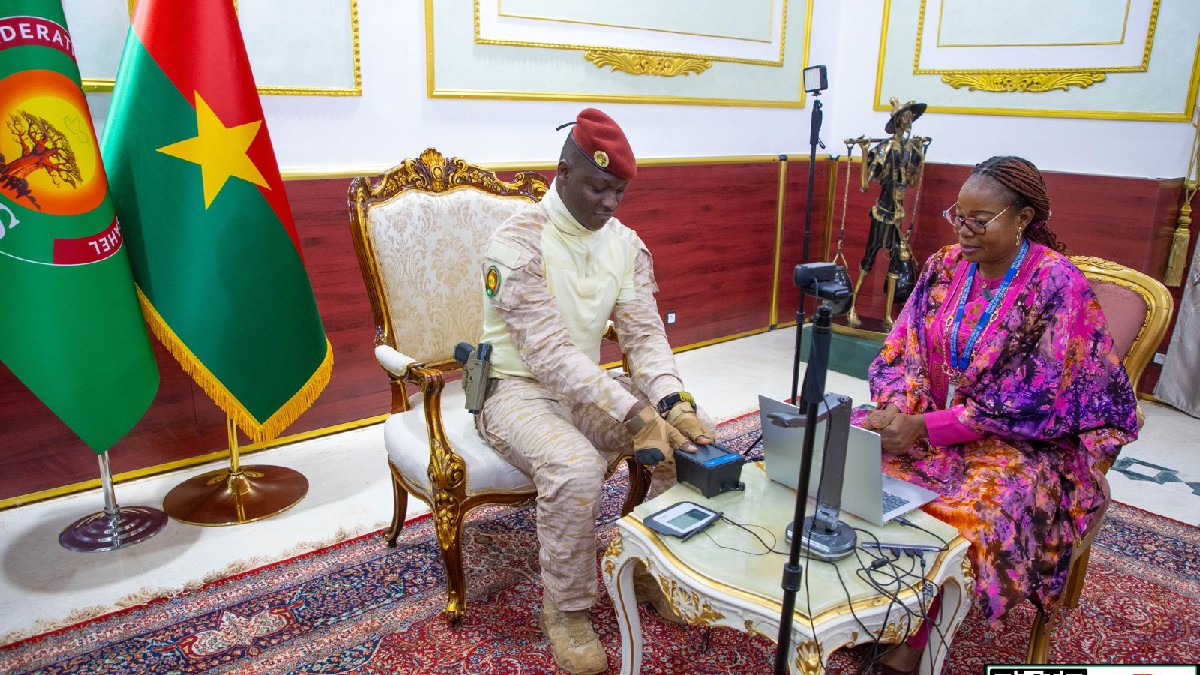 Le capitaine Ibrahim Traoré reçoit sa carte d'identité biométrique AES 