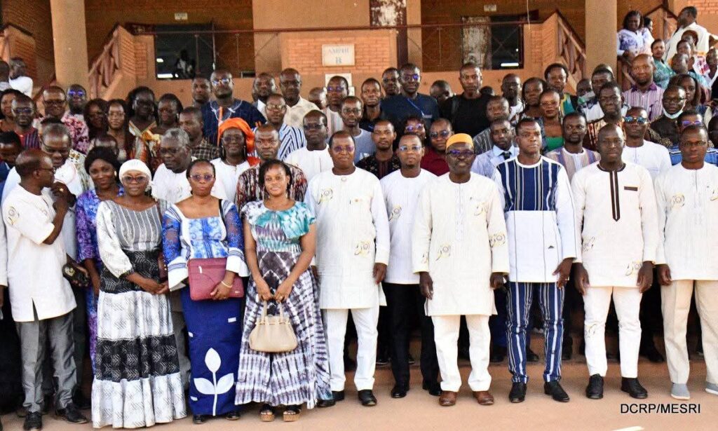 Une photo de famille à la fin de la cérémonie