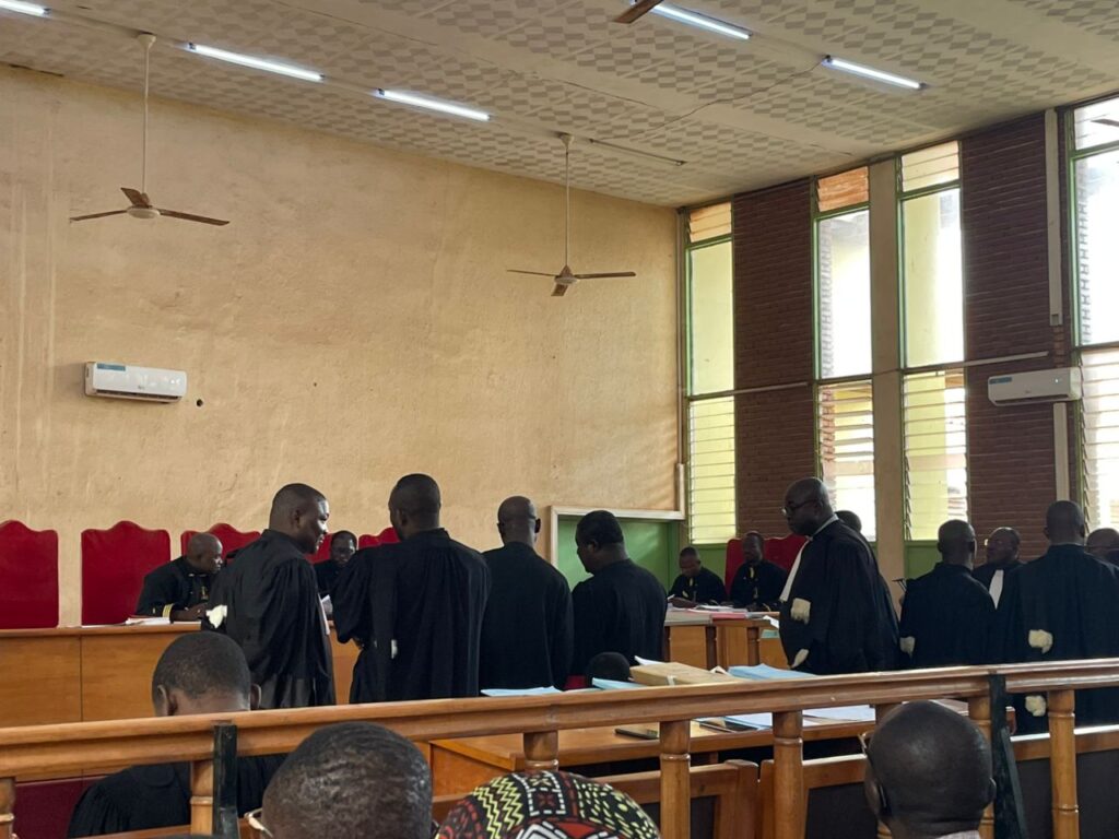 Les accusés et leurs conseils étaient présent dans la salle d'audience