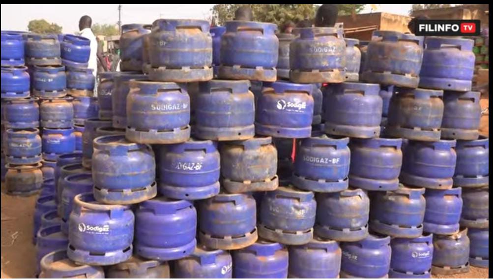 Une vue d'un dépôt de gaz avec des bouteilles vides