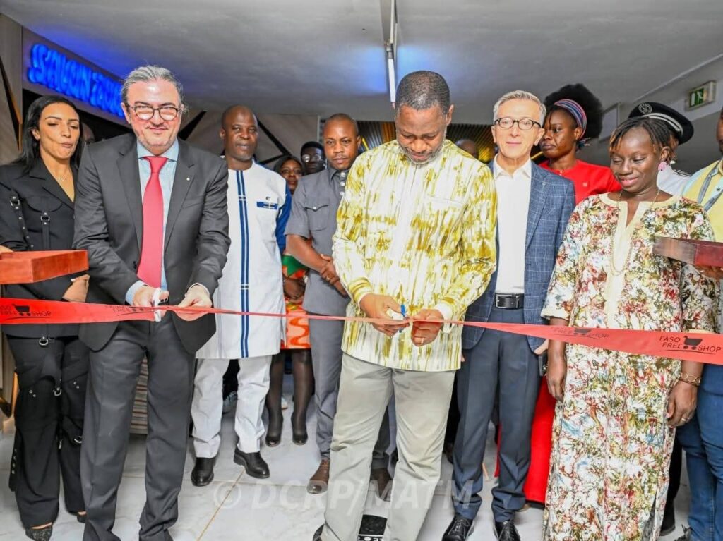 La coupure du ruban qui inaugure officiellement la nouvelle salle d'embarquement 