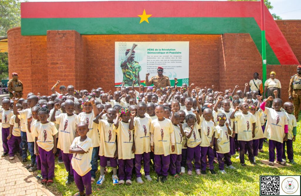 Les enfants ont, le poing levé, entonné l’hymne national en langue mooré
